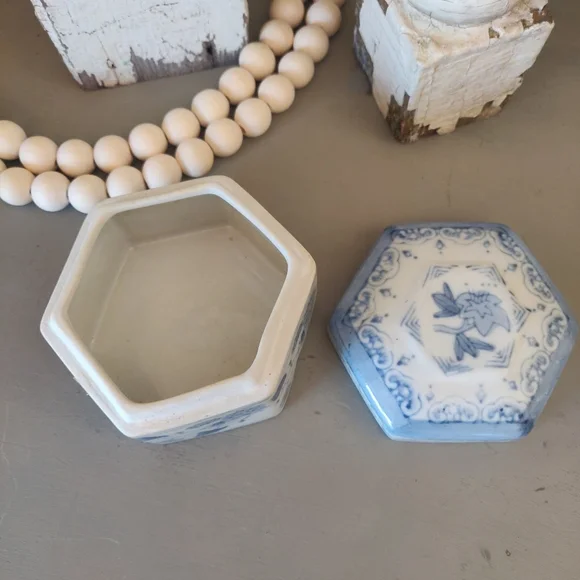 Vintage Chinoserie Blue & White Octagonal Trinket Box - Picture 3 of 5